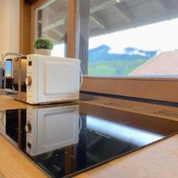 Moderne Küche im "Sonnhof26" Bad Wiessee, mit Blick auf Berge – ideal für Ihren Urlaub!