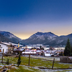 Idyllisches Schliersee-Panorama mit Seeblick, Berge im Hintergrund, ideal für Urlaub & Arbeit.