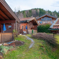 Gemütliche Ferienwohnung im Chalet-Stil in Schliersee mit Blick auf Berge und WLAN. Ideal für eine Auszeit in der Natur.