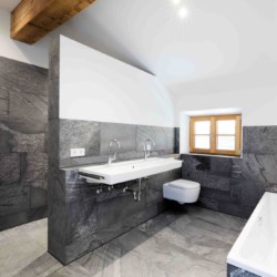 Helles, stilvolles Bad in Kreuther Ferienwohnung, ideal für Entspannung und Komfort.