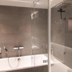 Modernes Badezimmer in Schliersee Ferienwohnung. Genießen Sie Stil & Komfort mit Bergblick-Balkon bei stayFritz.