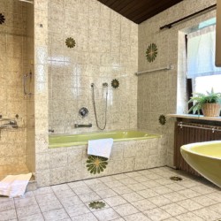 Gemütliches Dusch- und Wannenbad in Ferienwohnung am Schliersee mit naturnahem Flair.
