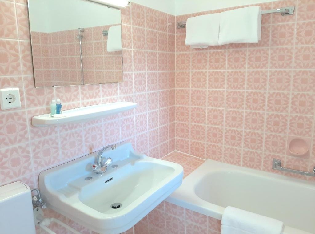 Gemütliches Badezimmer in Ferienwohnung am Tegernsee, ideal für einen entspannten Aufenthalt in Bad Wiessee.