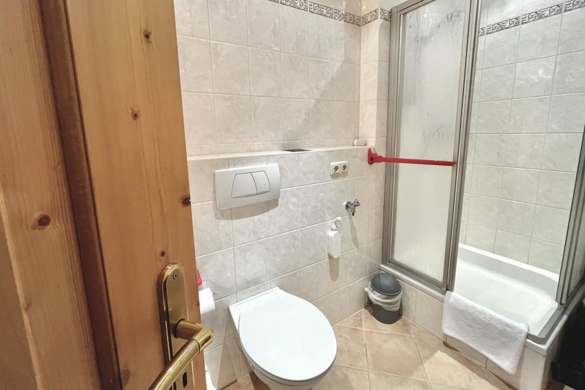 Modernes Badezimmer in Ferienwohnung mit Fokus auf Handtuch und Waschbecken in Bad Wiessee.