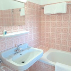Gemütliches Badezimmer in Ferienwohnung am Tegernsee, ideal für einen entspannten Aufenthalt in Bad Wiessee.