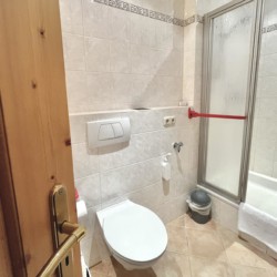 Helles Badezimmer mit Duschkabine in Schlierseer Ferienwohnung, ideal für Erholungssuchende.