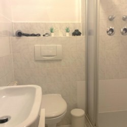 Gemütliches Bad in Ferienwohnung am See, Bad Wiessee - ideal für Paare. Buchen Sie jetzt auf stayfritz.com!