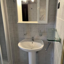 Helles, modernes Badezimmer im Luxury Apartment Calypso, Opatija - perfekt für Ihren Urlaubsaufenthalt. Buchen Sie jetzt auf stayfritz.com!