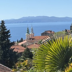 Atemberaubende Meerblick-Ferienwohnung in Opatija mit Palmen und Kirchtürmen. Ideal für Urlaub in Kroatien. Buchen Sie jetzt auf stayfritz.com!
