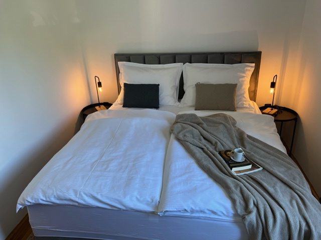 Elegantes Schlafzimmer in Opatija Ferienwohnung mit gemütlichem Doppelbett, stimmungsvoller Beleuchtung und modernem Design.