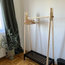 Helles, elegantes Zimmer in Opatija, Holz-Kleiderständer, minimalistisch.