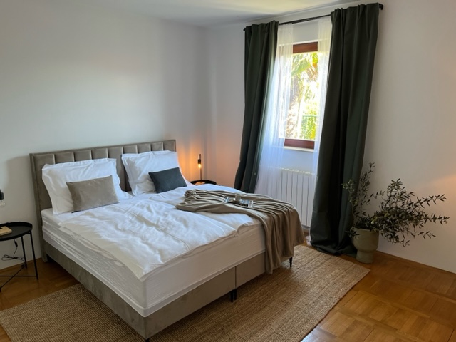 Gemütliches & stilvolles Schlafzimmer in Opatija, ideal für eine erholsame Auszeit. #Ferienunterkunft #Opatija #LuxusApartment