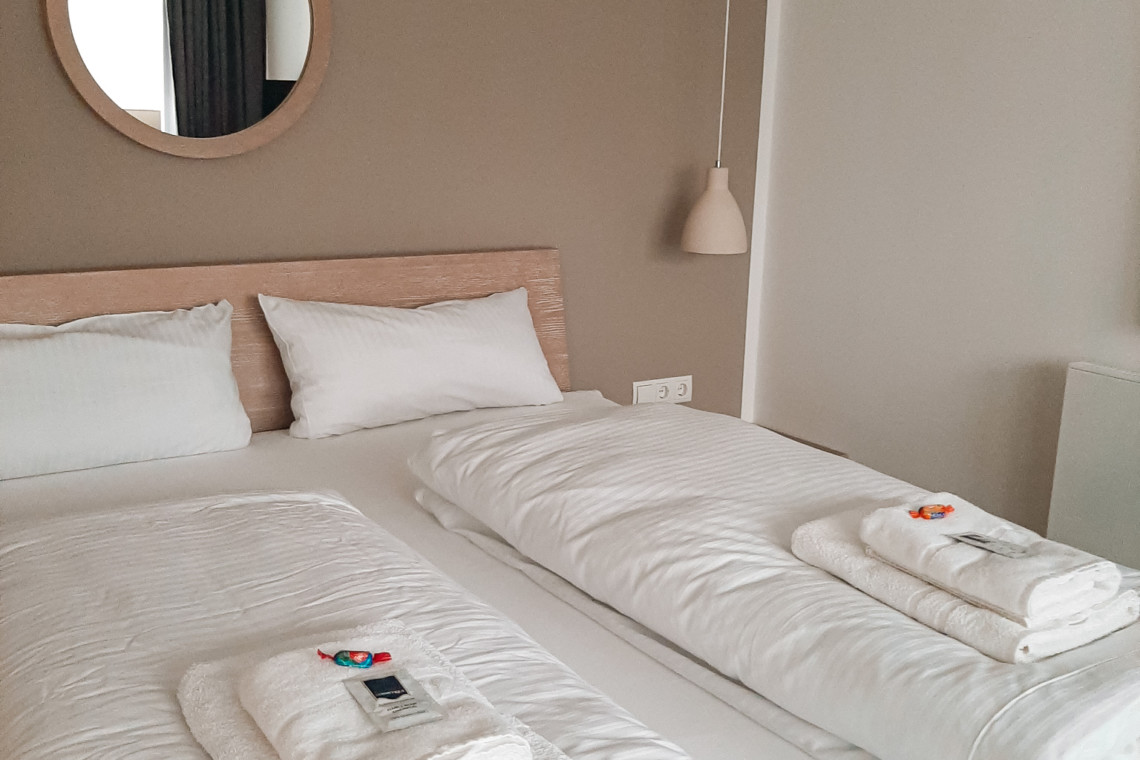 Gemütliches Schlafzimmer in Schliersee Ferienwohnung mit stilvoller Einrichtung und komfortablen Betten für einen erholsamen Urlaub.