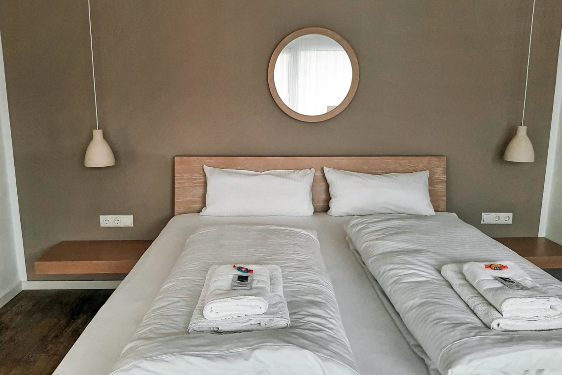 Gemütliches Schlafzimmer in Ferienwohnung Bergzauber, Schliersee mit modernem Design und Komfort für Ihren Erholungsurlaub.