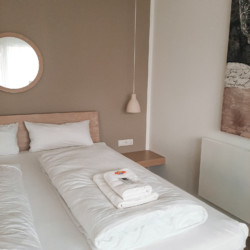Gemütliches Doppelzimmer in Schliersee Ferienwohnung, moderne Einrichtung, ideal für Bergurlaub.
