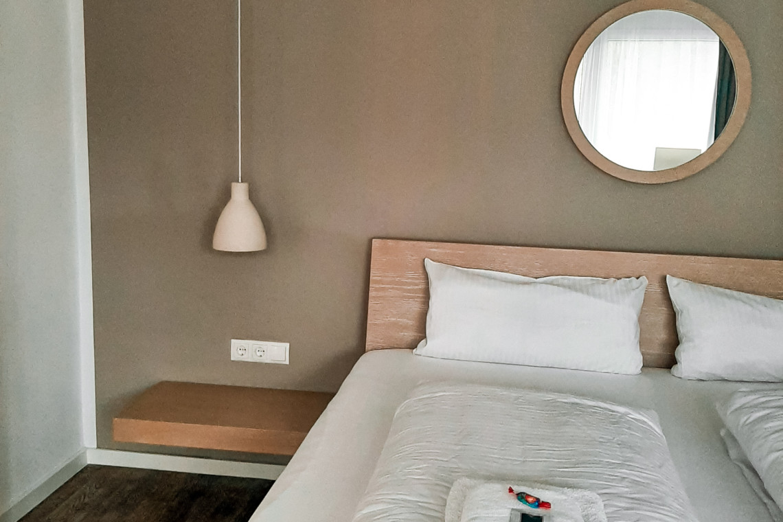 Gemütliche Ferienwohnung in Schliersee mit stilvollem Schlafzimmer, modernem Design und bequemem Doppelbett.