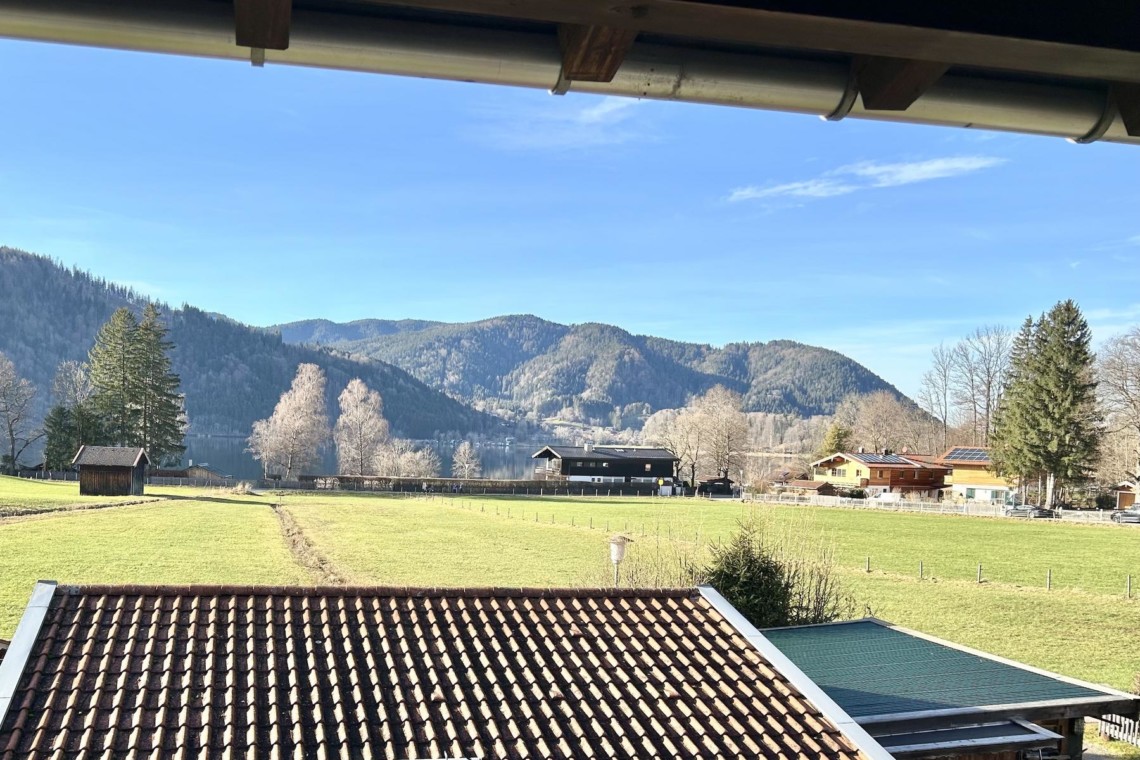 Blick vom Balkon auf idyllische Schliersee-Landschaft, perfekt für erholsame Ferien im Grünen.