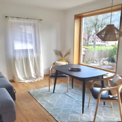 Gemütliches Apartment in Bayrischzell, ideal für entspannten Urlaub. Helle Einrichtung, Blick ins Grüne. #Ferienwohnung #Bayrischzell