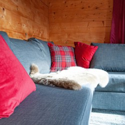 Gemütliche Chalet-Couch mit Kissen, ideal für Entspannung nach einem Tag in den Schlierseer Bergen.