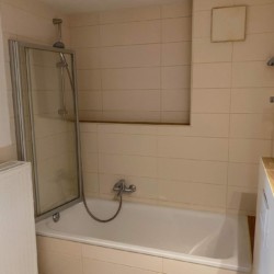 Helles Badezimmer in Hausham Ferienwohnung mit Badewanne/Dusche – ideal für entspannten Urlaub. #FerienwohnungHausham