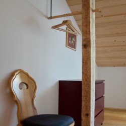 Gemütliches Interieur einer Ferienwohnung in Schliersee-Spitzingsee mit Holzelementen und stilvollem Design.
