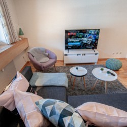 Gemütliche Alpine Suite in Bad Wiessee, ideal für entspannten Urlaub. Komfortables Interieur mit TV und Netflix. #Urlaub #BadWiessee #Ferienwohnung