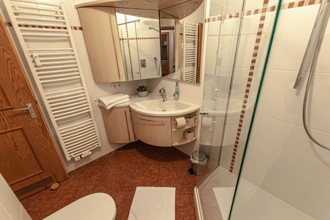 Gemütliches, sauberes Bad der Alpine Suite Sonnig & Zentral – ideal für Ihren Aufenthalt in Bad Wiessee.
