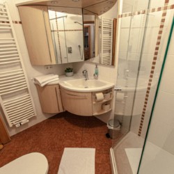 Gemütliches, sauberes Bad der Alpine Suite Sonnig & Zentral – ideal für Ihren Aufenthalt in Bad Wiessee.