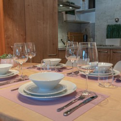 Gemütliche Ferienwohnung in Bad Wiessee mit eleganter Essecke, moderner Küche und stilvollem Interieur. Ideal für Urlaub in den Alpen.