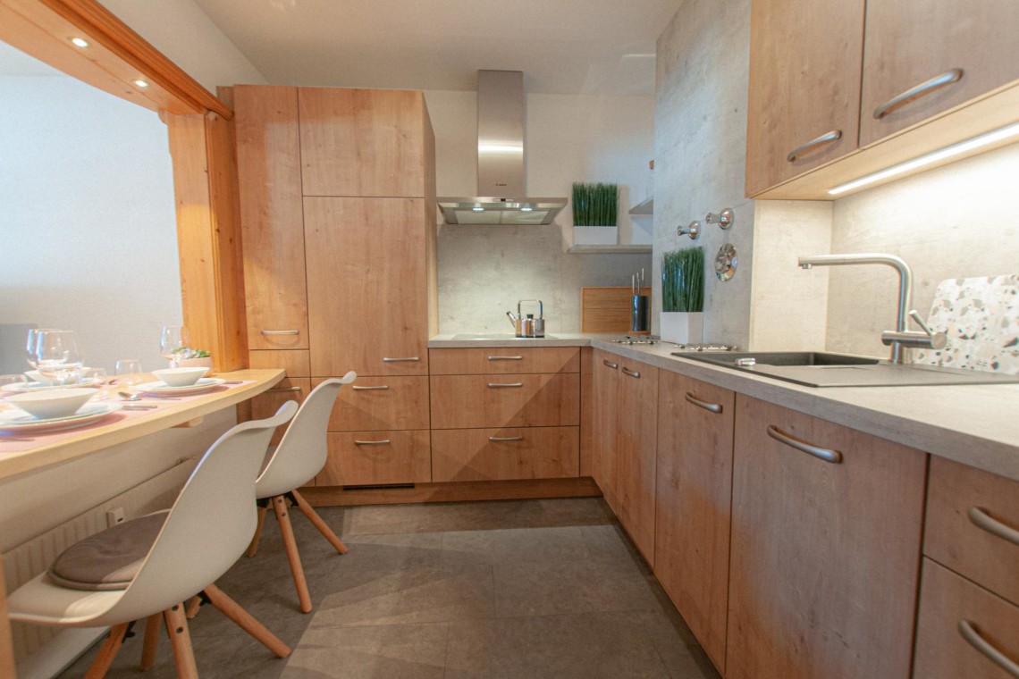 Moderne Küche der Alpine Suite in Bad Wiessee: stilvoll eingerichtet für Ihren Komfort – ideal für Selbstversorger-Urlaub. #stayFritz #BadWiessee