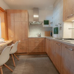 Moderne Küche der Alpine Suite in Bad Wiessee: stilvoll eingerichtet für Ihren Komfort – ideal für Selbstversorger-Urlaub. #stayFritz #BadWiessee