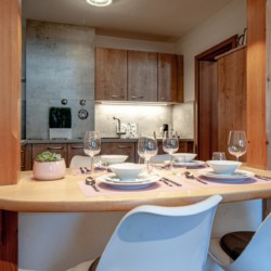 Gemütliche Ferienwohnung in Bad Wiessee mit moderner Küche und einladendem Esstisch für Urlaub am Tegernsee.