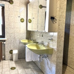 Helles, sauberes Bad mit Doppelwaschbecken in Ferienwohnung am Schliersee.