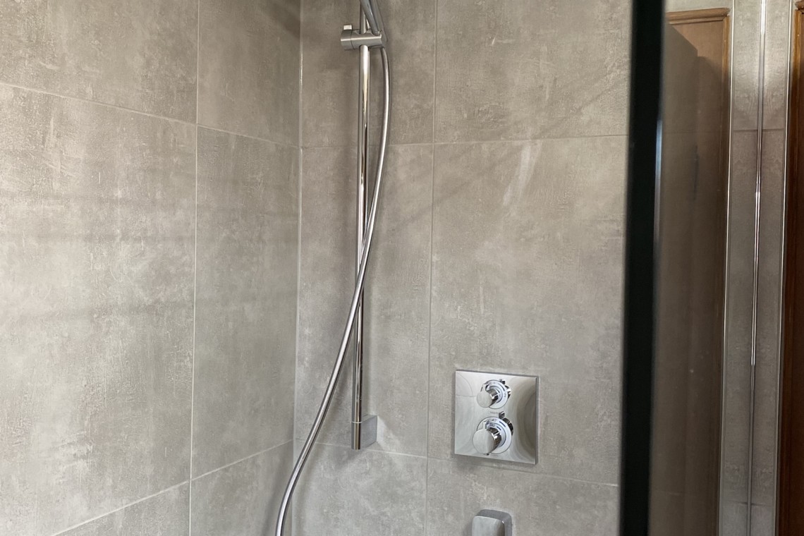 Modernes Badezimmer in Bayrischzell Ferienwohnung; stilvolle Dusche und elegantes Design. Ideal für Urlaub!