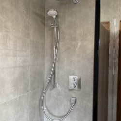 Moderne Dusche in Ferienwohnung Sonnhof26 in Bad Wiessee - Komfort & Stil für Ihren Urlaub.