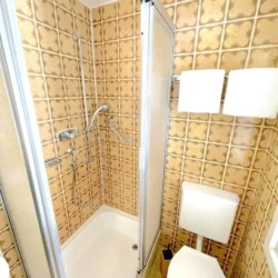 Gemütliches Bad in Ferienwohnung, Bad Wiessee – ideal für Paare. Buchen Sie jetzt auf stayfritz.com.