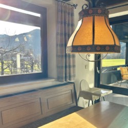 Helle Ferienwohnung am Schliersee mit Balkon, Seeblick, einladendem Interieur und gemütlicher Beleuchtung. Ideal für Urlaub.