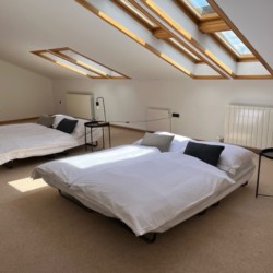 Gemütliche, helle Ferienwohnung in Opatija. Loft-Stil, modern, mit Dachfenstern und komfortablen Betten. Ideal für einen entspannten Urlaub.