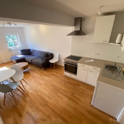 Moderne, helle Ferienwohnung in Hausham mit gemütlichem Wohnbereich und voll ausgestatteter Küche. Ideal für Urlaub!