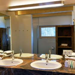 Modern ausgestattetes Badezimmer im Ferienhaus Alpenflair, Schliersee-Neuhaus – ideal für Ihren entspannten Urlaub.