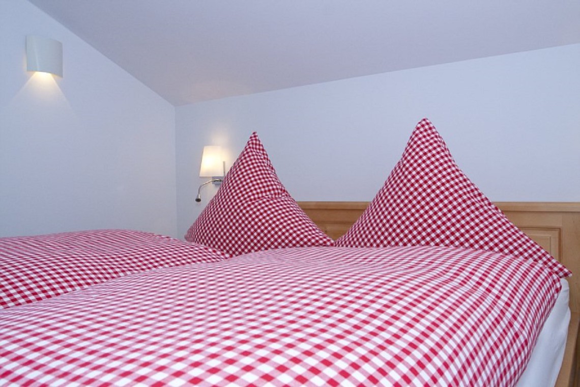 Gemütliches Schlafzimmer im Alpenflair, Schliersee-Neuhaus. Ideal für Ihren Bergurlaub. Buchen Sie jetzt auf stayfritz.com!