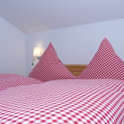 Gemütliches Schlafzimmer im Alpenflair, Schliersee-Neuhaus. Ideal für Ihren Bergurlaub. Buchen Sie jetzt auf stayfritz.com!