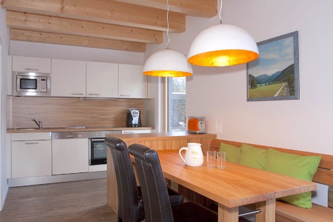 Gemütliches Ferienhaus in Schliersee-Neuhaus mit moderner Küche und einladendem Essbereich. Ideal für den Alpenurlaub.