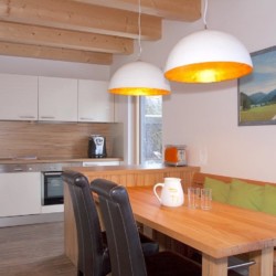 Gemütliches Ferienhaus in Schliersee-Neuhaus mit moderner Küche und einladendem Essbereich. Ideal für den Alpenurlaub.