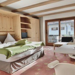 Gemütliches Zimmer in Bad Wiessee Ferienwohnung mit Holzdekor und modernem Komfort.