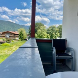 Gemütlicher Balkon mit Bergblick in Bad Wiessee – ideal für Erholung & Naturgenuss.