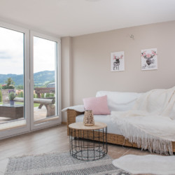 Helles, einladendes Apartment in Fischbachau mit Terrasse & Blick ins Grüne. Ideal für Ruhe und Erholung.