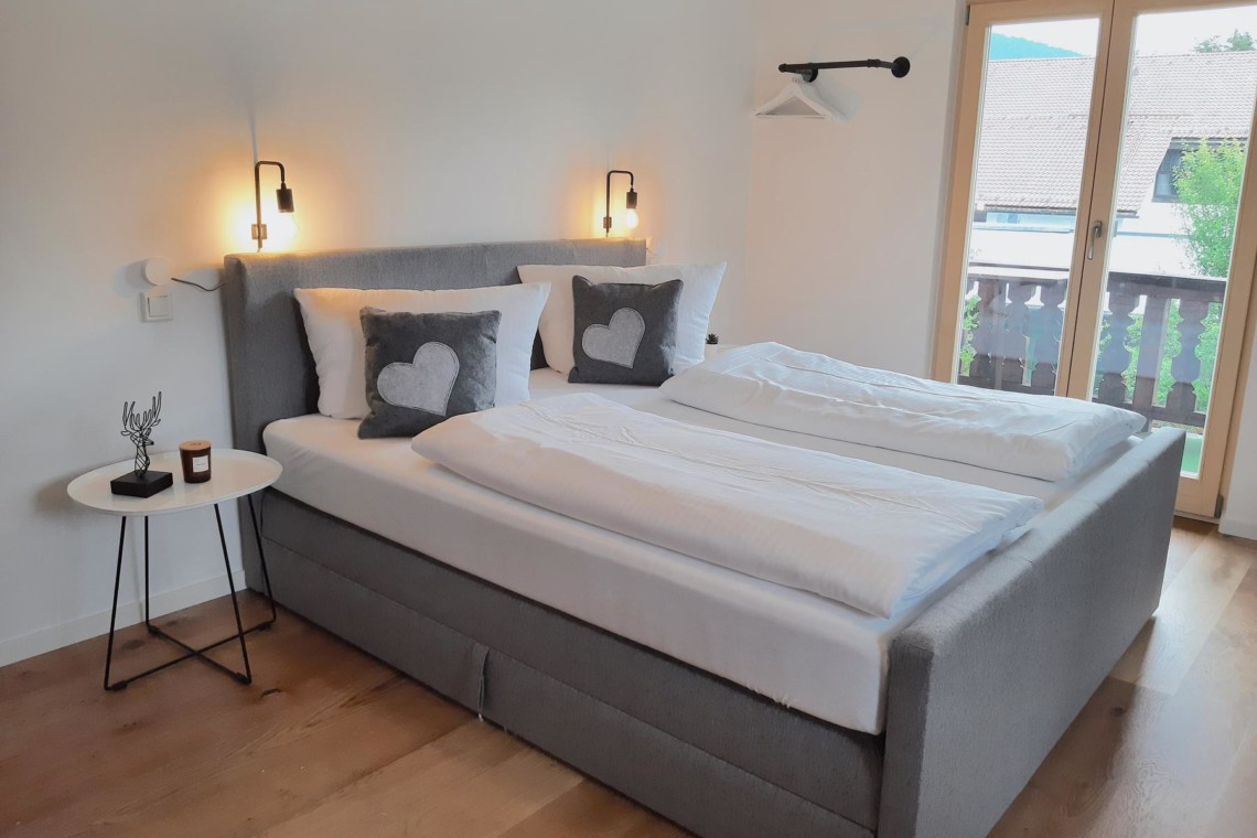 Helle Ferienwohnung in Bad Wiessee am Tegernsee, Doppelbett & gemütliches Ambiente, ideal für Paare. #BadWiessee #Ferienunterkunft