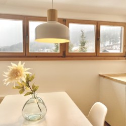 Helle Dachgeschosswohnung in Bad Wiessee mit Bergblick, modernem Interieur und gemütlichem Ambiente. Ideal für den Alpenurlaub.
