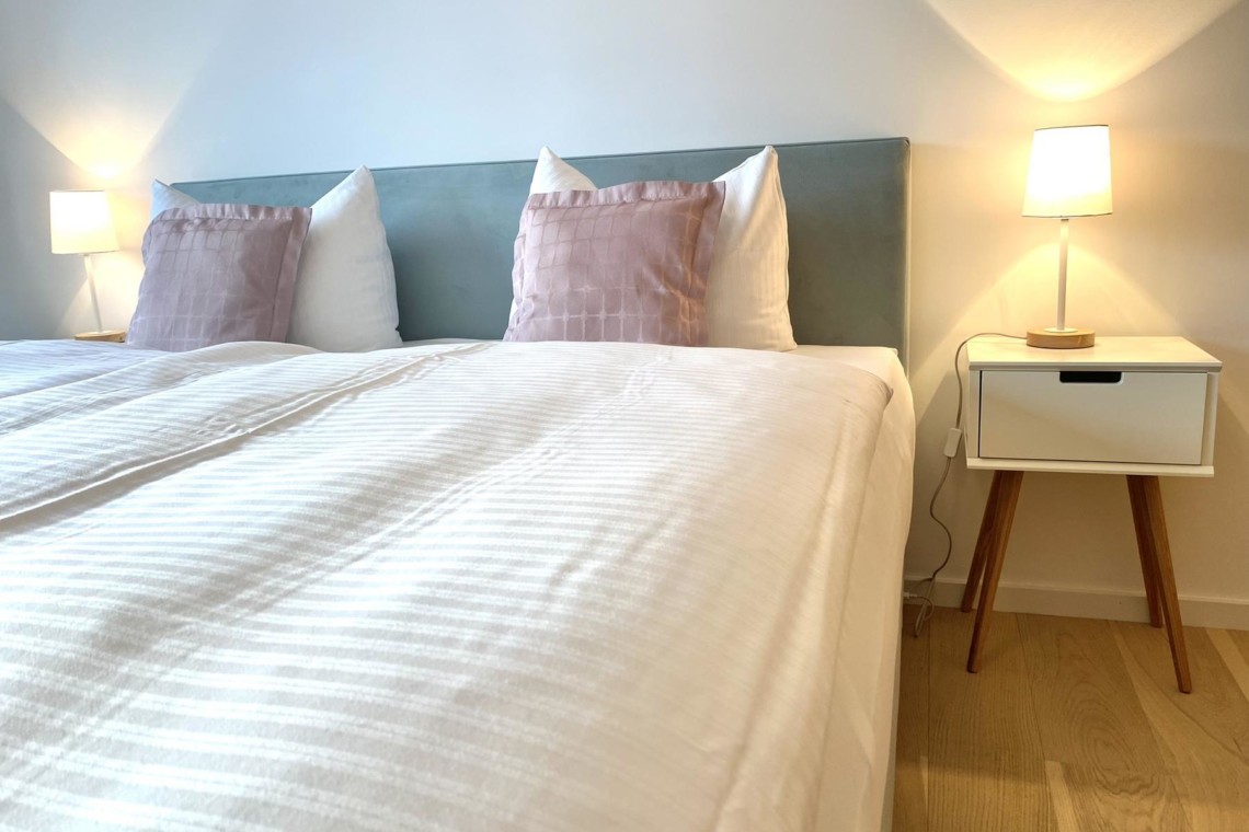 Helles Schlafzimmer, Doppelbett, moderne Einrichtung, ideal für Urlaub in Bad Wiessee.